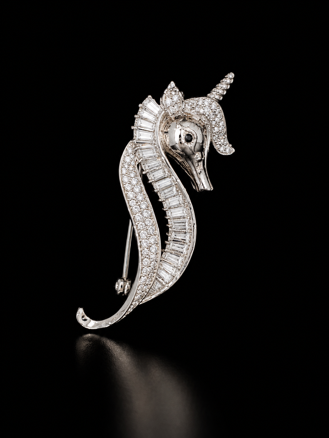 Luxury Seahorse Crystal Brooch – Elegant Ocean Inspired Designer Pin