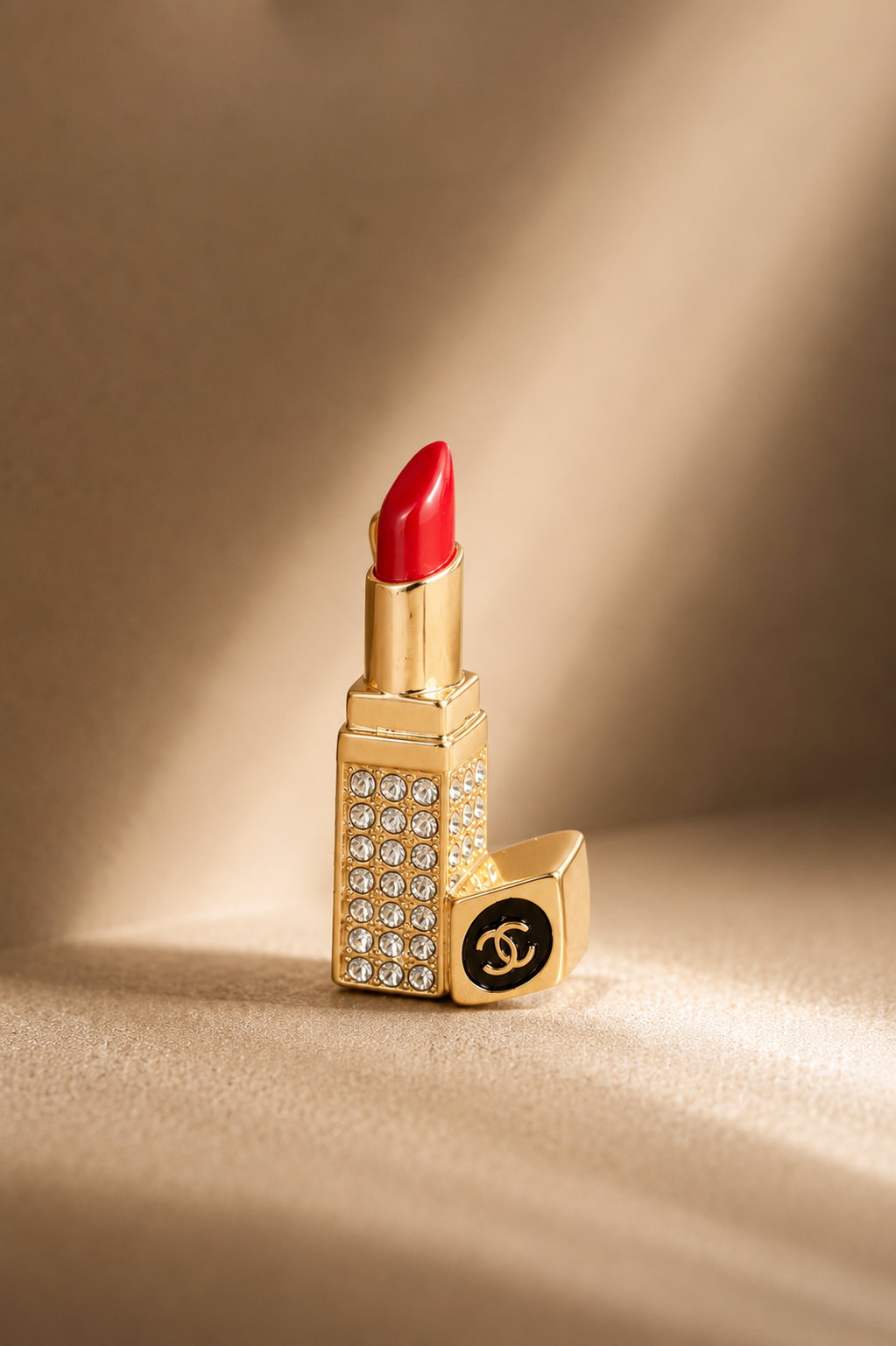 Luxury Lipstick Brooch Pin – Elegant Fashion Statement Accessory for Women